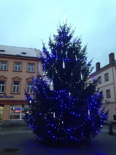 05-Vánoční strom na Starém náměstí v Sokolově 31-12-2017.jpg