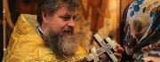 Líbání kříže, otec Igor Efremushkin